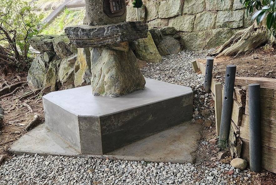 神社の灯篭の根巻工事